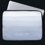 Serenity Lavender Wasserfarbe Farbstoff Ombre Stre Laptopschutzhülle<br><div class="desc">Wrap deinen Laptop in ruhiger, beruhigender Art mit unserem dipfärben ombre Laptop Ärmel, mit Serenity, eine Farbe des Jahres 2016. Wasserfarbenstreifen in reinem Lavendel geben diesem Fall einen stilvollen Farbverlauf-Effekt, und Ihr Name oder Ihre persönliche Nachricht in handgeschriebenem Stil, weiße Schriftzeichen, macht es einzigartig. Suchen Sie dieses Design für ein...</div>
