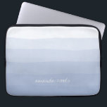 Serenity Lavender Wasserfarbe Farbstoff Ombre Stre Laptopschutzhülle<br><div class="desc">Wrap deinen Laptop in ruhiger, beruhigender Art mit unserem dipfärben ombre Laptop Ärmel, mit Serenity, eine Farbe des Jahres 2016. Wasserfarbenstreifen in reinem Lavendel geben diesem Fall einen stilvollen Farbverlauf-Effekt, und Ihr Name oder Ihre persönliche Nachricht in handgeschriebenem Stil, weiße Schriftzeichen, macht es einzigartig. Suchen Sie dieses Design für ein...</div>