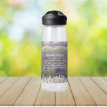 Serenity Prayer Lavender Garden Floral Trinkflasche<br><div class="desc">Bleibe,  wo immer du hingehst,  mit dieser durchsichtigen Plastikflasche,  die das Foto eines schönen Lavendel-Kräutergartens mit den inspirierenden Worten des Serenity-Gebet in weißen Buchstaben zeigt. Wählen Sie die Größe und Farbe der Wasserflasche aus.</div>