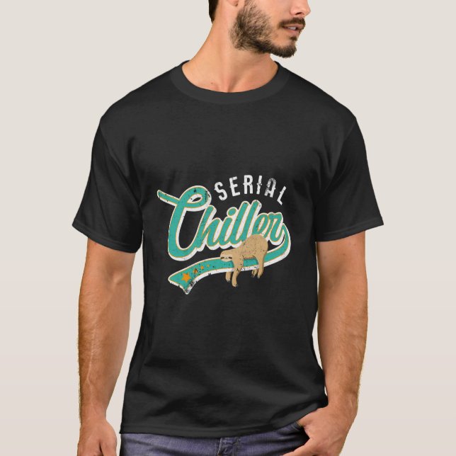 Serial Chiller - Funny Sarcastic Sloth Pun Geschen T-Shirt (Vorderseite)