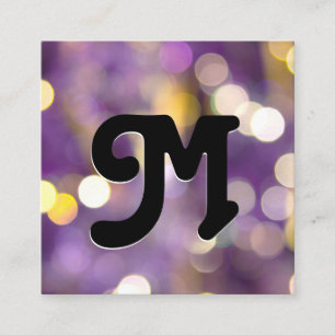 Serif Monogramm   Lila Bokeh Quadratische Visitenkarte