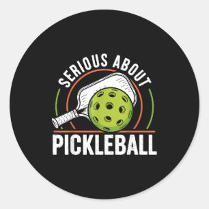 Seriös über Pickleball lustiges Pickle Ball Runder Aufkleber
