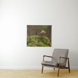 Seriöser Pilz im moosigen Wald Kunstprint Wandteppich