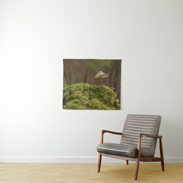Seriöser Pilz im moosigen Wald Kunstprint Wandteppich (Beispiel (Horizontal))