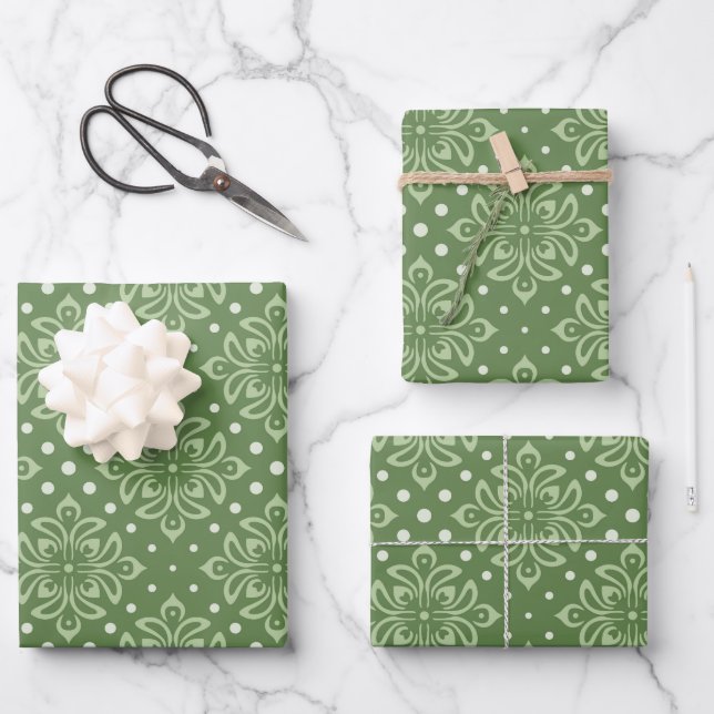 Seriöses Blumenmuster auf grünem Hintergrund Geschenkpapier Set (Vorderseite)