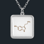 Serotonin-molekulare chemische Formel Versilberte Kette<br><div class="desc">Serotonin-Molekül ~ chemisches skelettartiges strukturelle Formel-Bio Mittel.

Kugel-Hufe spezialisiert sich auf idiosynkratische Bilder aus der ganzen Welt. Hier finden Sie einzigartige Gruß-Karten,  Postkarten,  Plakate,  Mousepads und mehr.</div>