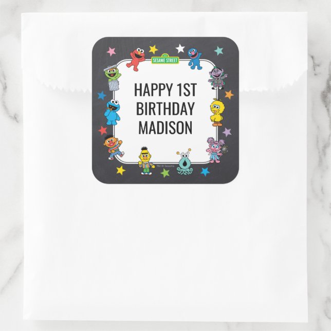 Sesame Street Characters Chalkboard Birthday Quadratischer Aufkleber (Tasche)