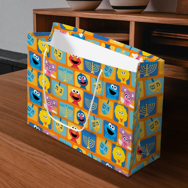 Sesame Street Hanukkah Pattern Große Geschenktüte (Bag on table)