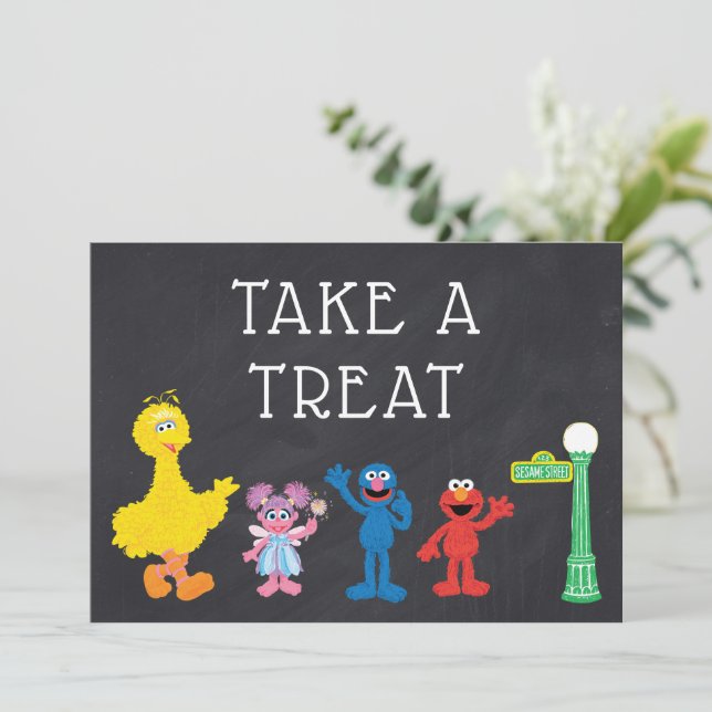 Sesame Street Pals Chalkboard Rainbow Birthday Einladung (Stehend Vorderseite)