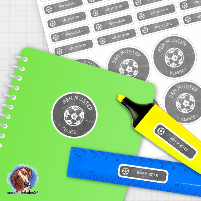 Set - 26 Namensaufkleber Fußball Tafel | Aufkleber (26 schmale und runde Namensaufkleber im Set, für Schulmaterialien wie Bücher und kleine Gegenstände)