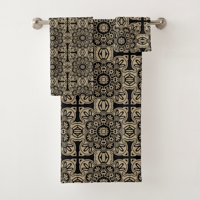 Set für Schwarz-Tan-Badehandtücher (Bath Towel with black and tan geometric tribal pattern.)