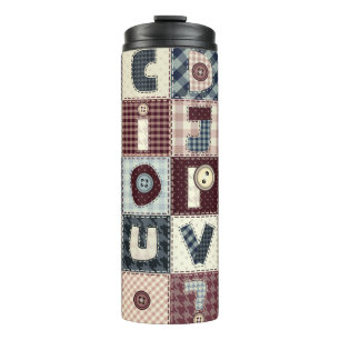 Set von Buchstaben im Patchwork-Stil. Mai b Thermosbecher