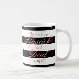 Setzen Sie an etwas Lippenstift und beschäftigen Tasse