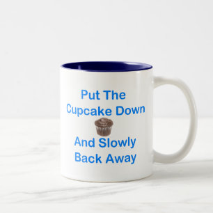 Setzen Sie den kleinen Kuchen unten und langsam Zweifarbige Tasse