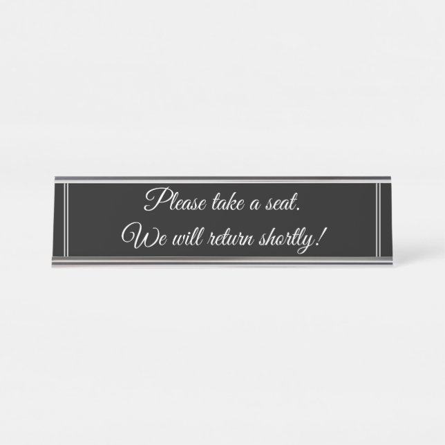 "Setzen Sie sich bitte. Wir werden in Kürze zurück Schreibtischnamensplakette (Vorderseite )