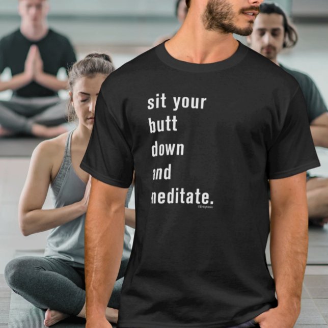 Setzen Sie sich und meditieren Sie den lustigen Yo T-Shirt (Sit Your But Down and Meditate Funny Adult Tee in Black)