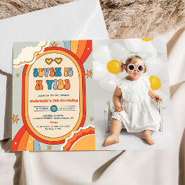 Seven is a Vibe Groovy Retro Rainbow 7. Geburtstag Einladung