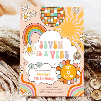 Seven ist ein Vibe Groovy Retro Rainbow 7. Geburts Einladung