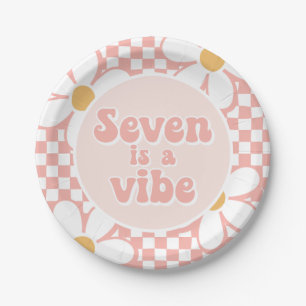 Seven ist ein Vibe Pink Daisy Checker Pappteller