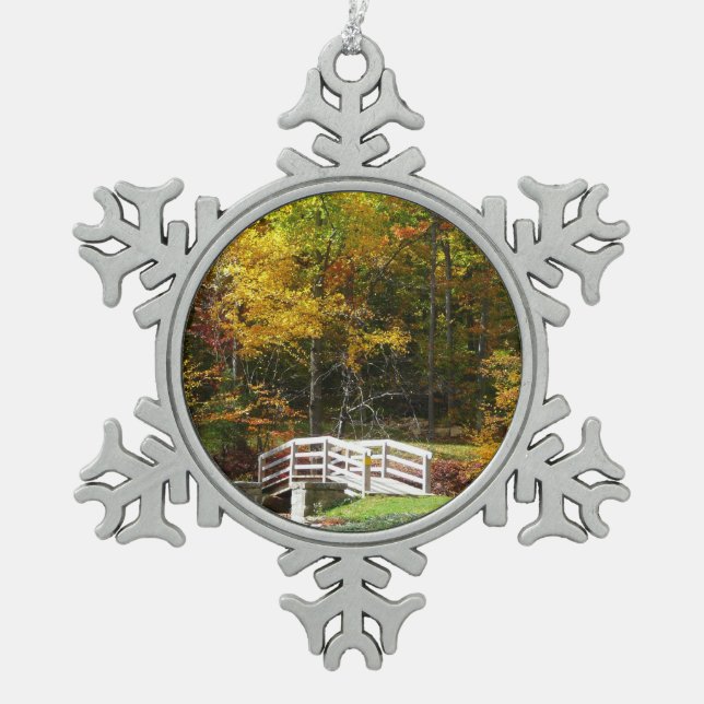 Seven Springs Fall Bridge I Herbst Landschaft Schneeflocken Zinn-Ornament (Vorderseite)