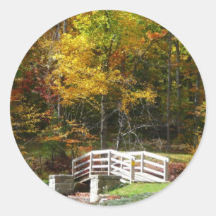 Seven Springs Fall Bridge I Herbstlandschaft Runder Aufkleber