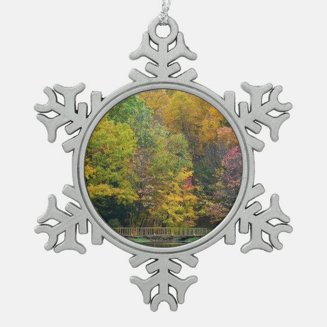 Seven Springs Fall Bridge II Herbstlandschaft Schneeflocken Zinn-Ornament (Vorderseite)
