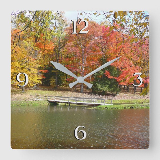 Seven Springs Fall Bridge III Herbstlandschaft Quadratische Wanduhr (Vorderseite)