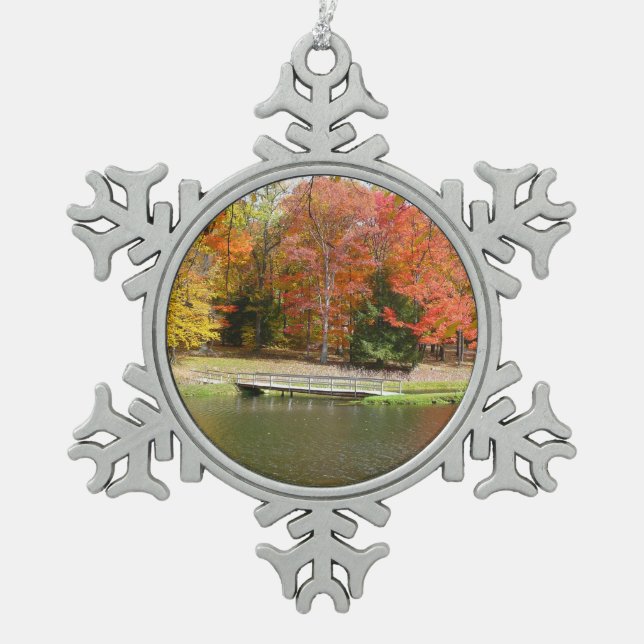 Seven Springs Fall Bridge III Herbstlandschaft Schneeflocken Zinn-Ornament (Vorderseite)