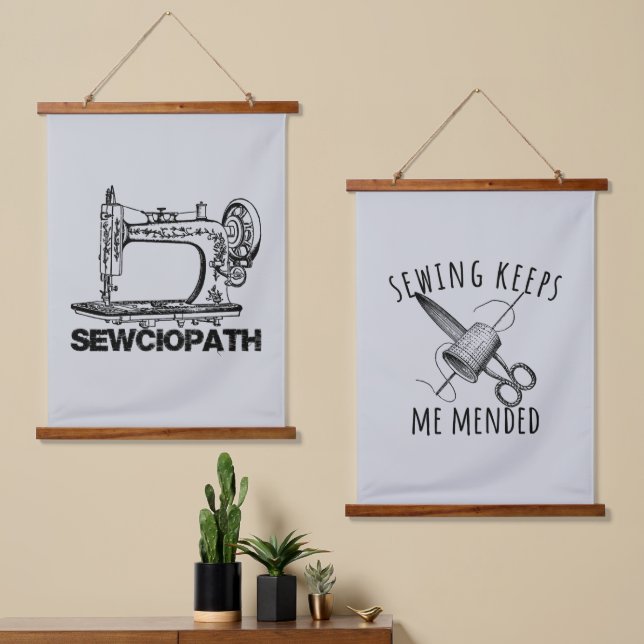 Sewciopath Sewing Keeps Me Mended Fun Wandteppich Mit Holzrahmen (Asymmetrisch)