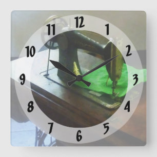 Sewing Machine With Green Cloth Quadratische Wanduhr