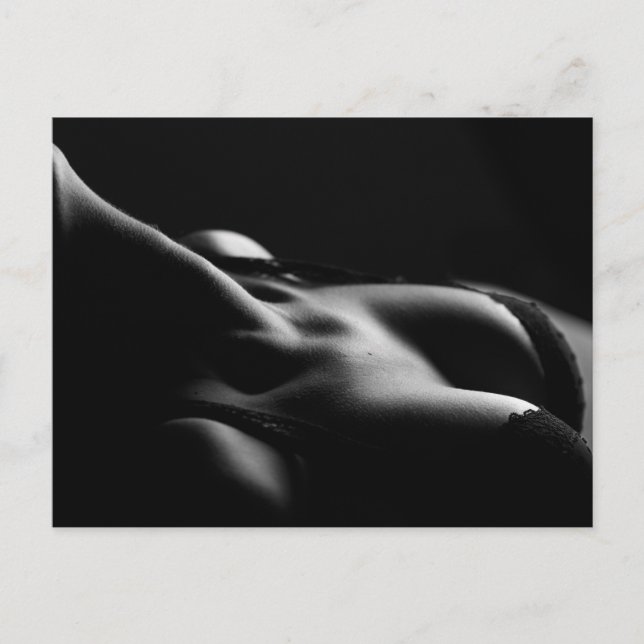 Sexuelle weibliche Postkarte in Schwarz/Weiß (Vorderseite)