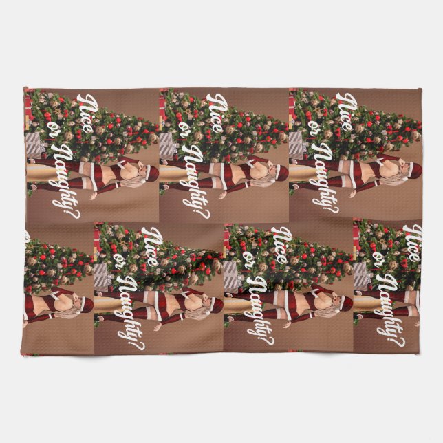 Sexy Santa Girl in der Nähe des Weihnachtsbaumes Geschirrtuch (Horizontal)