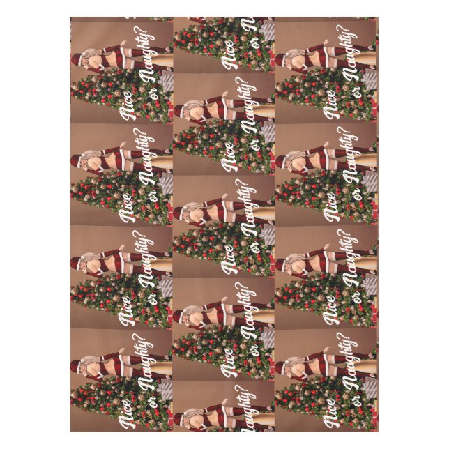 Sexy Santa Girl in der Nähe des Weihnachtsbaumes Tischdecke (Vorderseite)