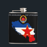 SFR Jugoslawien - Karte - Emblem - Flagge Flachmann<br><div class="desc">Die sozialistische bundesstaatliche Republik von Jugoslawien - Karte - Emblem - Flaggen-Illustration. Die sozialistische bundesstaatliche Republik von Jugoslawien (SFR Jugoslawien oder SFRY) war der jugoslawische Staat, der von seiner Grundlage in der Zeit nach dem Zweiten Weltkrieg bis seine Auflösung im Jahre 1992 unter den jugoslawischen Kriegen existierte. Es war ein...</div>