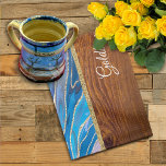 Shabbat Shalom Blue Marble on Wood Effect Geschirrtuch<br><div class="desc">Personalisieren Sie dieses Handwaschtuch mit einem Familiennamen oder inspirierenden Phrasen. Die Marmor- und Holzeffekte werden digital für eine lange Präsentation erstellt. Sie werden von der hohen Qualität und dem lebhaften Farbdruck beeindruckt sein. Erstellen Sie ein Geschenkgutschein,  indem Sie die passende Glasschneidplatte,  Schürze,  Tischsets oder andere Gegenstände hinzufügen.</div>