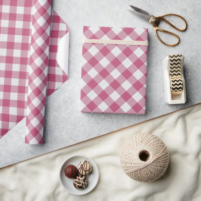 Shabby Chic White Dark Pink Gingham Geschenkpapier (Kunsthandwerk)