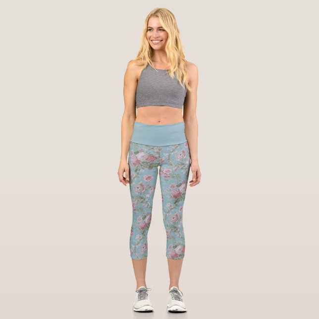 Shabby Elegant Rosa und Weiße Blüte auf Blau Capri Leggings (Vorderseite)
