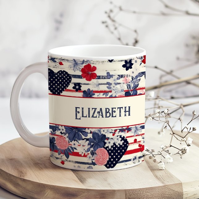 Shabby Patriotic Independence Day Floral Flag Kaffeetasse (Shabby Patriotic Independence Day Floral Flag Coffee Mug on a boho kitchen table with tiny flowers.)