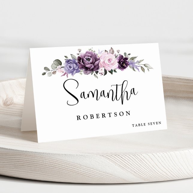Shades Dusty Lila Blooms Blumenname Tischnummer (Shades of dusty purple lavender floral wedding place card with printed guest name.)