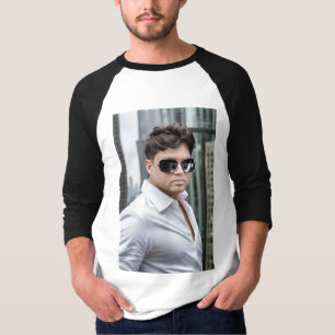 "Shades of Cool: Der hübsche Junge mit Black Goggl T-Shirt
