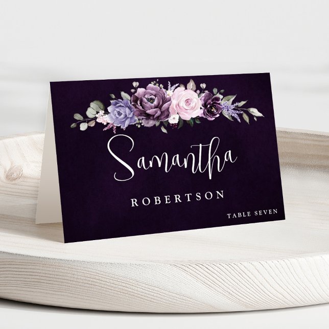Shades von Dusty Lila Blooms Floral Guest Name Ta Tischnummer (Shades of dusty purple plum wedding place card with printed guest name)