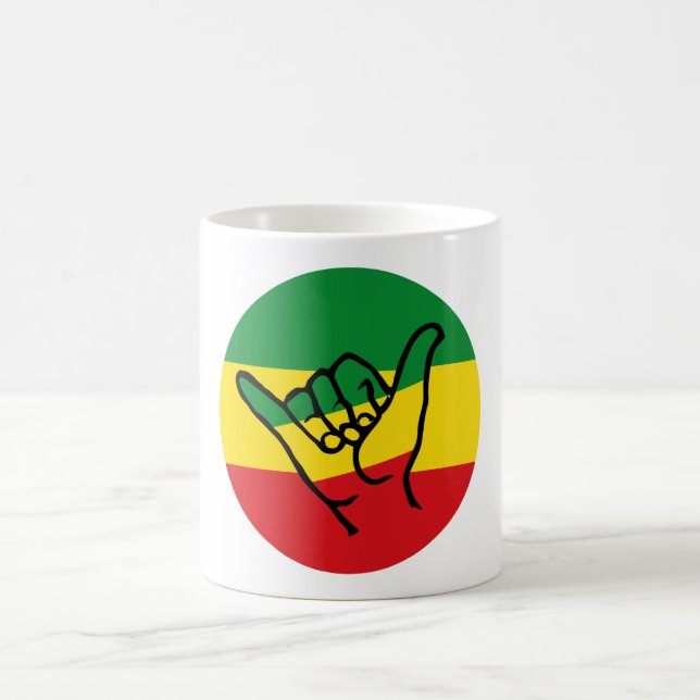 Shaka Hand mit Reggae-Farben Kaffeetasse (Mittel)