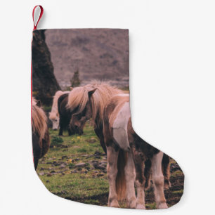 SHALLOW FOCUS FOTOGRAFIE DER PFERDE KLEINER WEIHNACHTSSTRUMPF