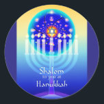 Shalom bei Hanukkah Menorah Lights & Star von Davi Runder Aufkleber<br><div class="desc">Eine Hanukkah-Menorah glänzt vor einem gelben, türkisfarbenen und blauen Hintergrund mit einem Kreis, der einem Kaleidoskop oder einem Glasfenster ähnelt. Der Stern von David leuchtet an der Spitze der zentralen Kerze (auch Shamash oder "Servant"-Kerze genannt), die die erste Kerze beleuchtet und alle anderen auf der Chanukah Menorah leuchtet. Shalom in...</div>