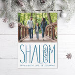Shalom Lettering Hanukkah Foto Card Feiertagskarte<br><div class="desc">handgeschriebener "Shalom" mit gezeichnetem Olivenzweig,  bearbeitbarer Farbe und Skala; optionale Meldung auf der Rückseite oder zusätzliche Fotos</div>