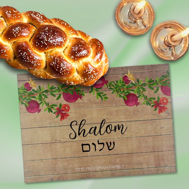 Shalom-Pomegranate auf Holz-Effektglas Schneidebrett (Add a festive touch to your Shabbat table with this Challah cutting board. )