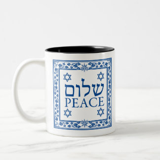 Shalom und Frieden auf Hebräisch und Englisch Zweifarbige Tasse