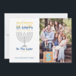 Shalom Weltfrieden Messianic Hanukkah<br><div class="desc">Sei das Licht! Schicken Sie diese Karte an Freunde und Familie diesen Urlaub, und warmen Sie ihren Geist mit Licht. Silver menorah mit blau-goldenem Text von Shalom (auf Hebräisch) auf der Erde. Einfach mit Ihrem Namen und Foto anpassen. Einfach mit Text, Schriftart und Farben anpassen. Erstellt von Zazzle Pro Designer...</div>
