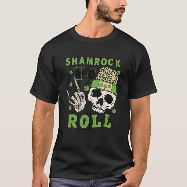 Shamrock and Roll Funny Skeleton Hand Rocker St Pa T-Shirt (Vorderseite)