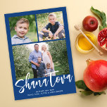 Shana Tova Rosh Hashanah Multi-Foto-Foto Feiertagskarte<br><div class="desc">Diese moderne Rosh Hashanah Fotokarte bietet einen schönen blauen Hintergrund mit modernen Kalligrafien in Weiß. Der Gruß auf der Vorderseite sagt "Shana Tova". Es bietet drei Foto (zwei quadratische und eine waagerechte). Auf der Rückseite befindet sich ein koordinierender blauer Hintergrund, der entfernt oder angepasst werden kann. Design-Tipp: Sie können ein...</div>